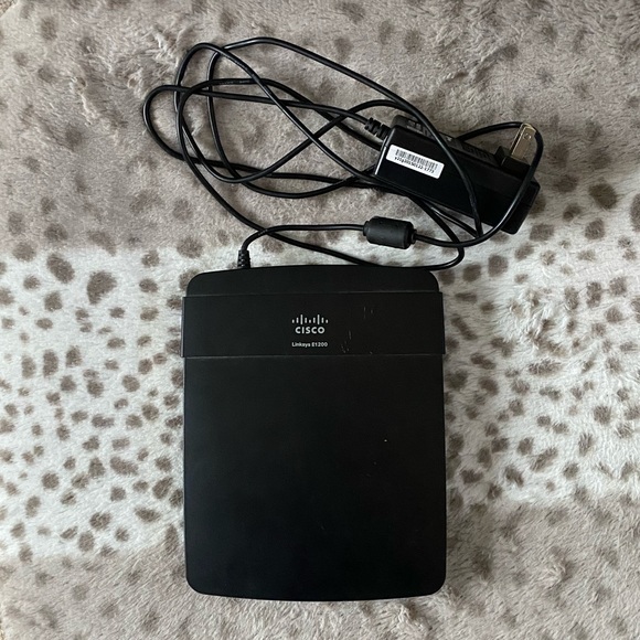 Cisco Linksys E1200 Wireless Router - Picture 2 of 8